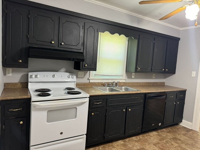 Building Photo - Great Location! Large Home with 3 bedrooms...
