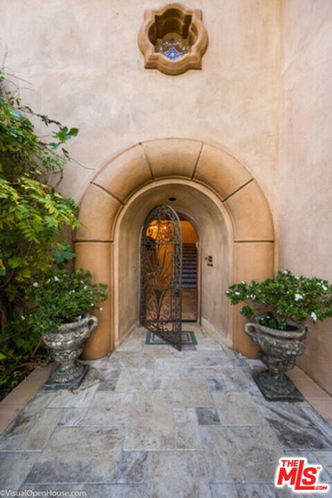 Building Photo - 725 Foothill Rd