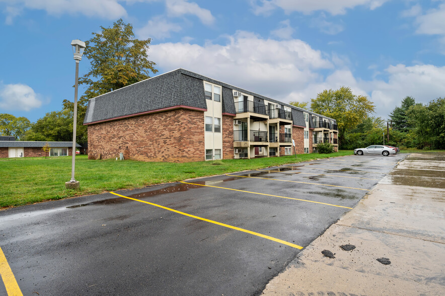 Primary Photo - Pine Ridge Apartments