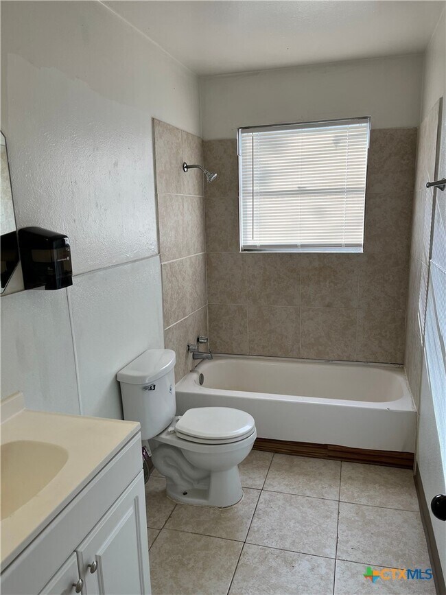 Building Photo - 208 E Voelter Ave