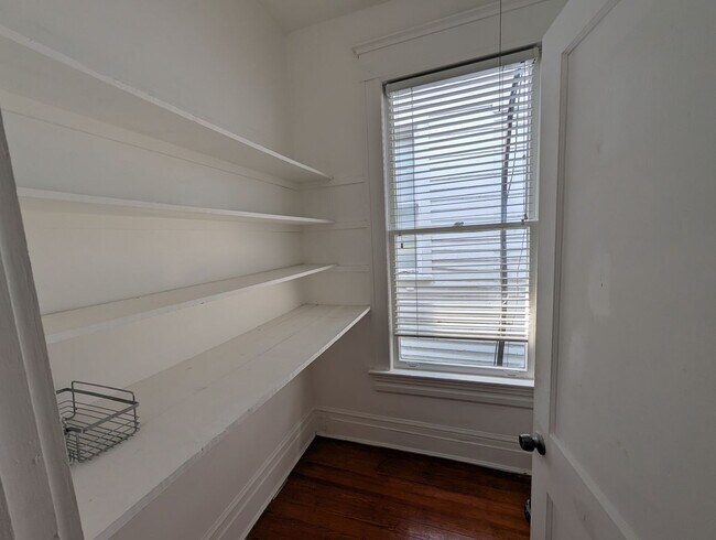 Building Photo - Huge 4 bedroom in prime downtown location!