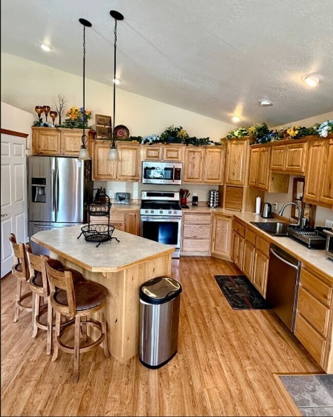 Building Photo - Fully Furnished and Supplied House in Lowe...