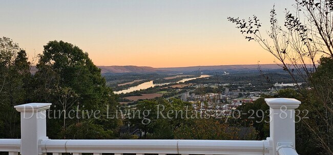 Building Photo - Cozy home with a stunning view!