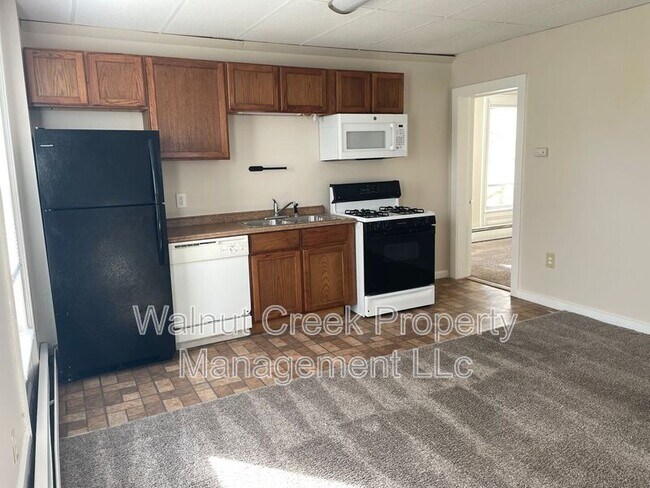 Building Photo - 870 S Main St