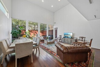 Building Photo - 3302 Lake St