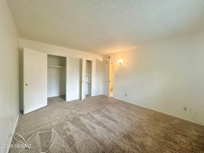 Building Photo - 810 S Kolb Rd