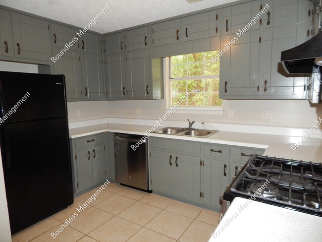 Building Photo - 7153 Woodland Cir