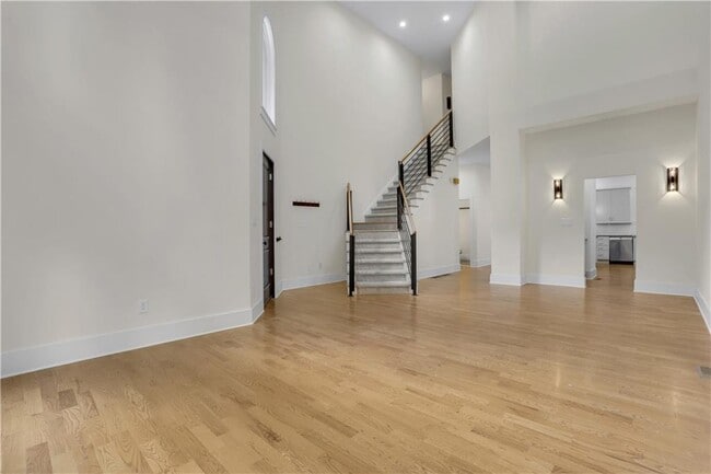 Building Photo - 3228 Silver Lake Dr NE