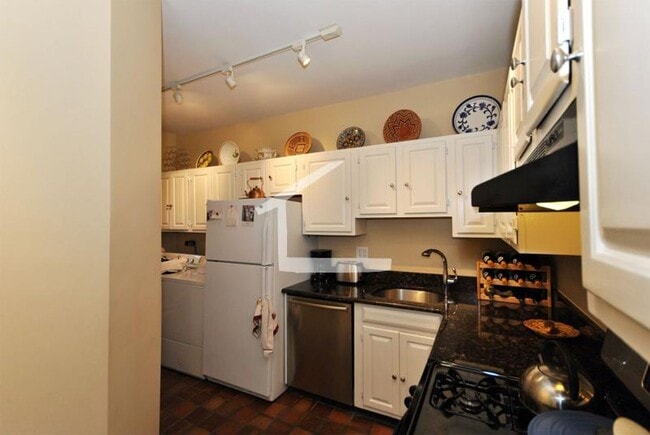 Building Photo - Fantastic Packards Corner Apt (No Undergrads, sorry!) w Laundry in Unit!  Exposed Brick, Ht and H...