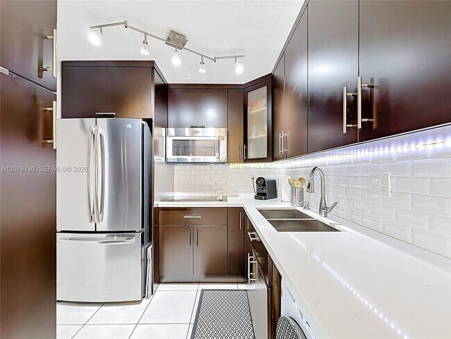 Building Photo - 9350 Fontainebleau Blvd