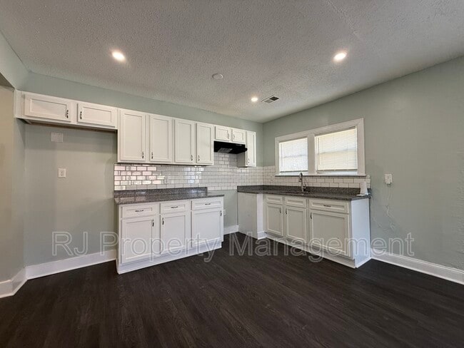 Building Photo - 61 S Parkway E