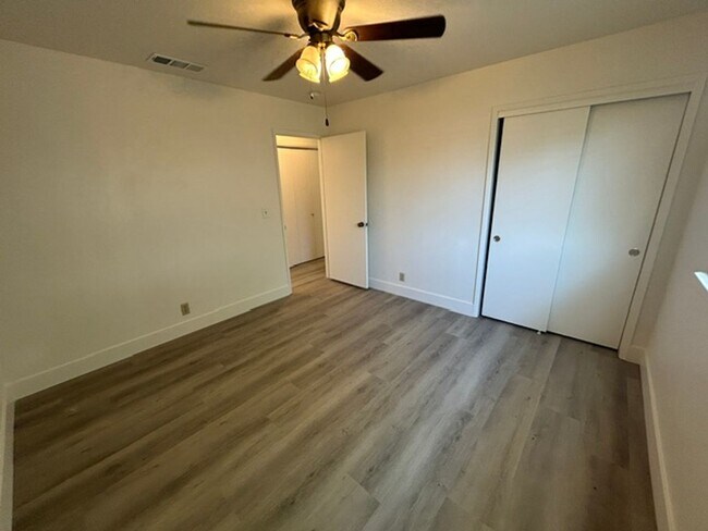 Building Photo - 1136 W Damron Ave