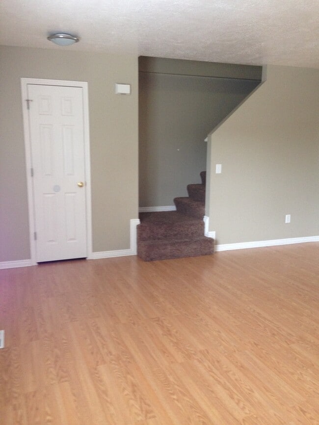 Building Photo - Gorgeous 3 Bed 2 Bath Townhome in Murray is a must see!!