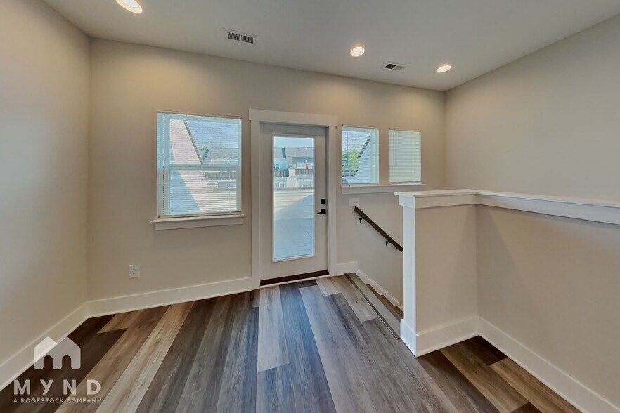 Building Photo - 586 W End Dr