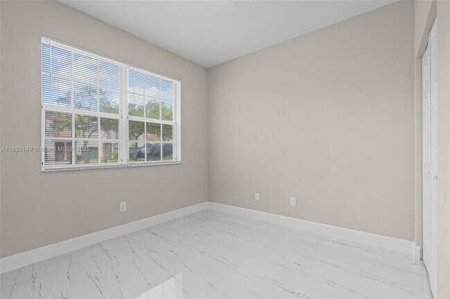 Building Photo - 443 NE 21st Terrace