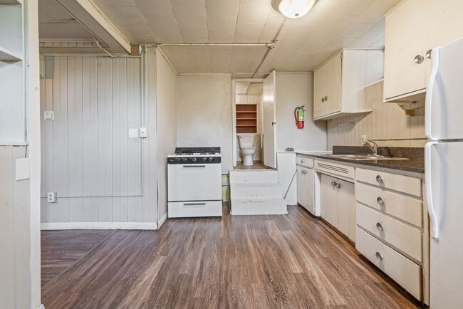 Interior Photo - 2610 College St - Cedar Falls