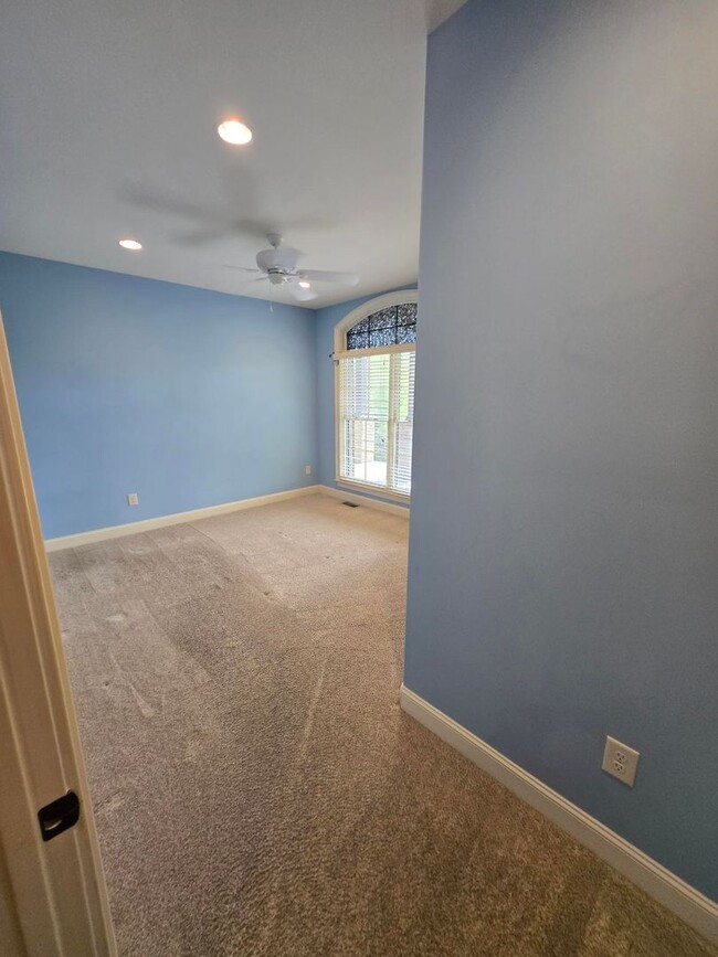 Building Photo - Luxury 4-Bedroom Home with Outdoor Oasis i...
