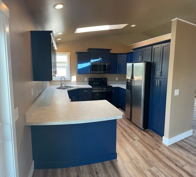 Building Photo - 5 bedroom in Briarwood - Water/Sewer/Trash PAID