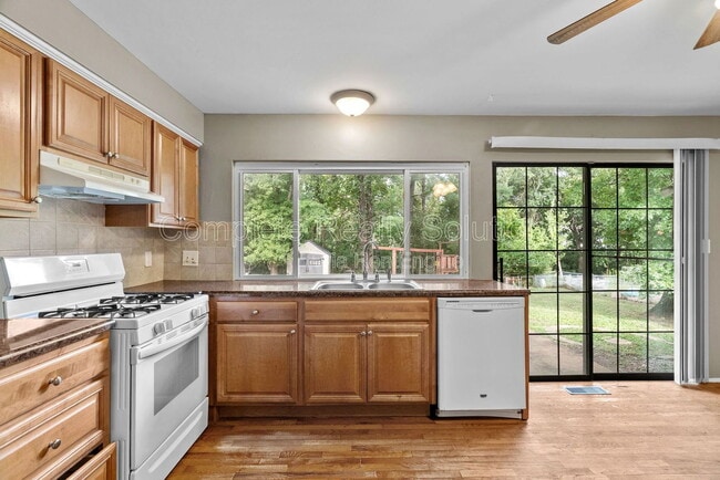 Building Photo - 561 Golfwood Dr