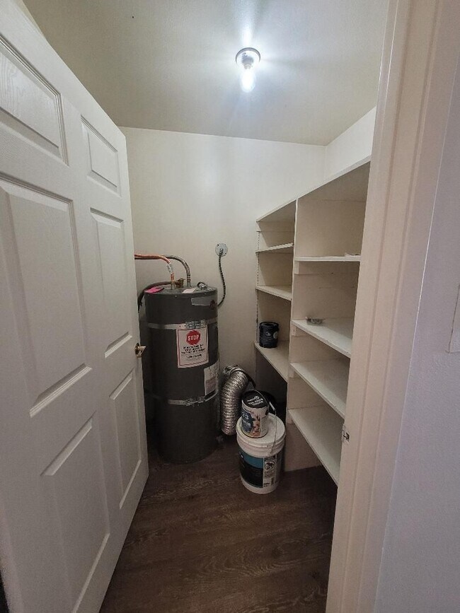 Building Photo - Comfortable 3 bedroom with carport in Moses Lake