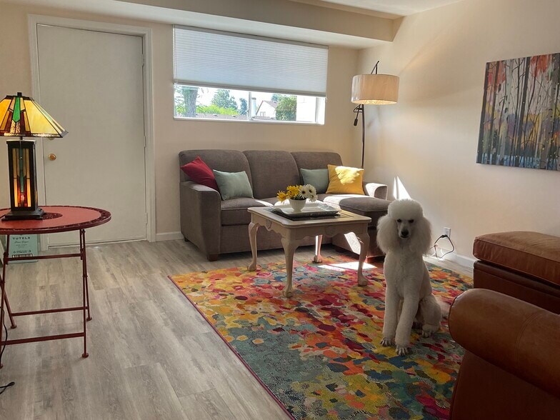 Living room Lazyboy and lounge - 418 N Laguna St