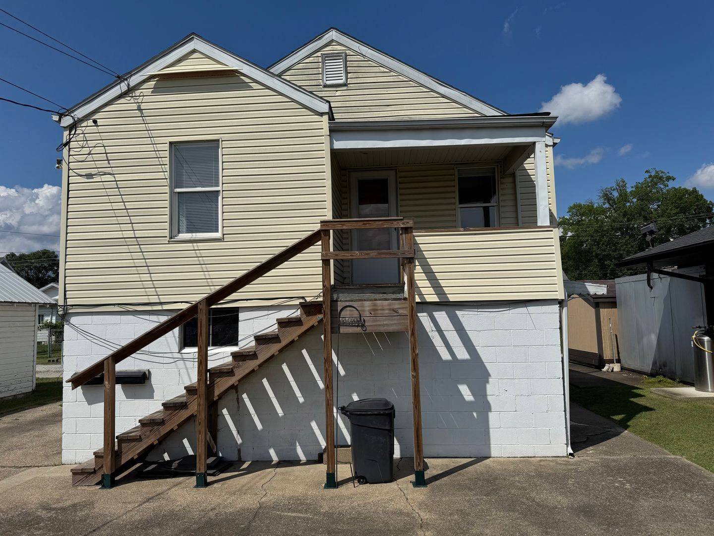 Building Photo - 1321 Lakeview Dr