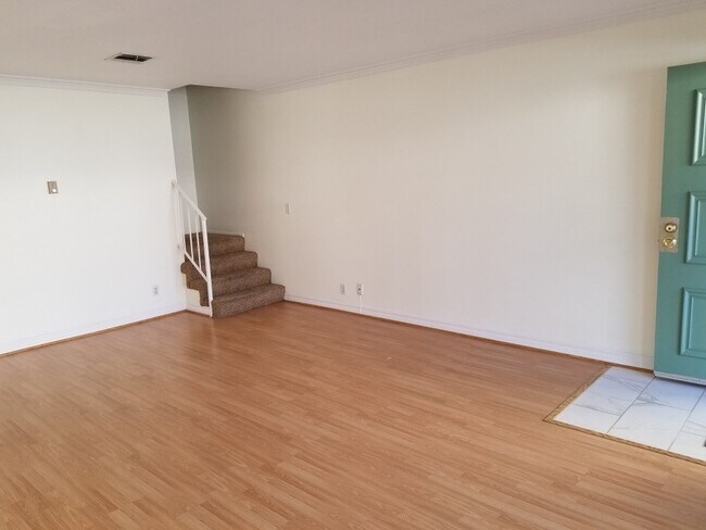 Building Photo - 121 Sinclair Ave