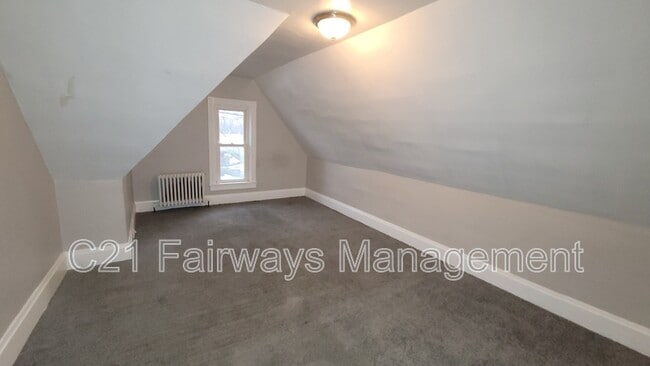 Building Photo - 208 Thompson St