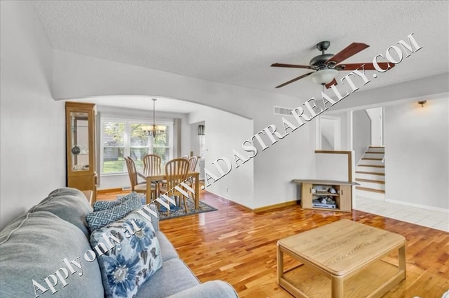 Building Photo - Beautiful 4 Bed 2 Bath Home in Olathe-Available in JULY!!