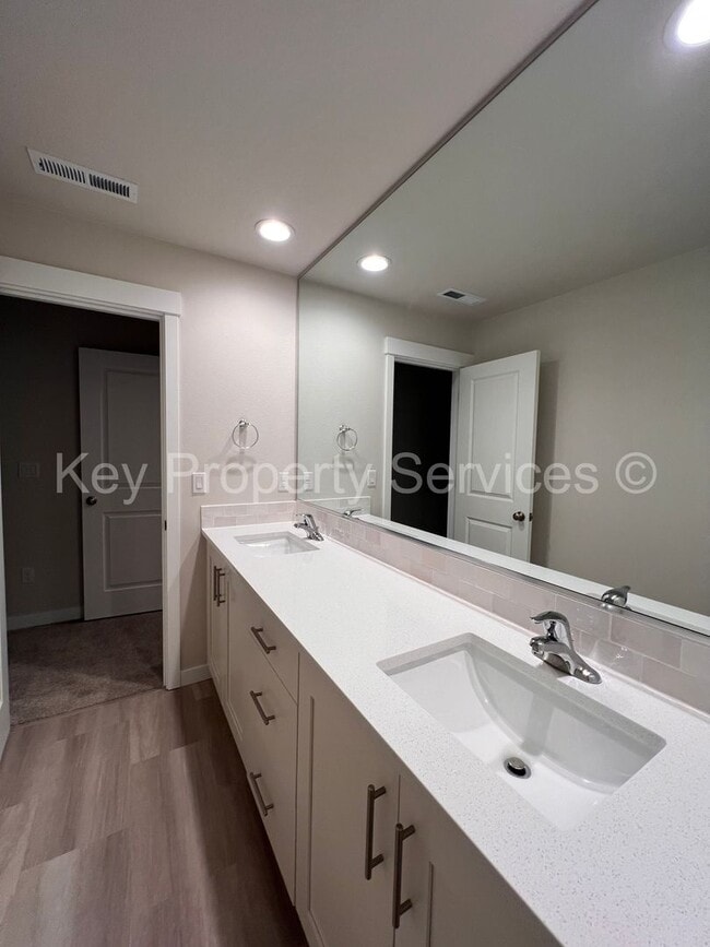 Building Photo - Newer Townhome in North Vancouver/Ridgefield