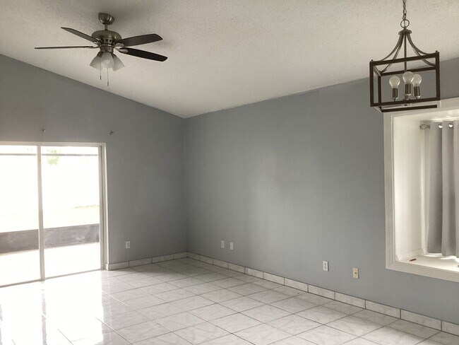 Building Photo - Beautiful Home 3x2