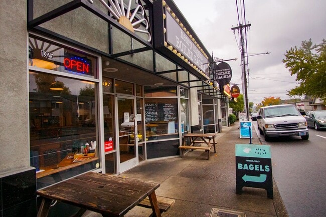 Building Photo - Fabulous Top Floor Sellwood 1-Bedroom with Condo-Grade Finishes!