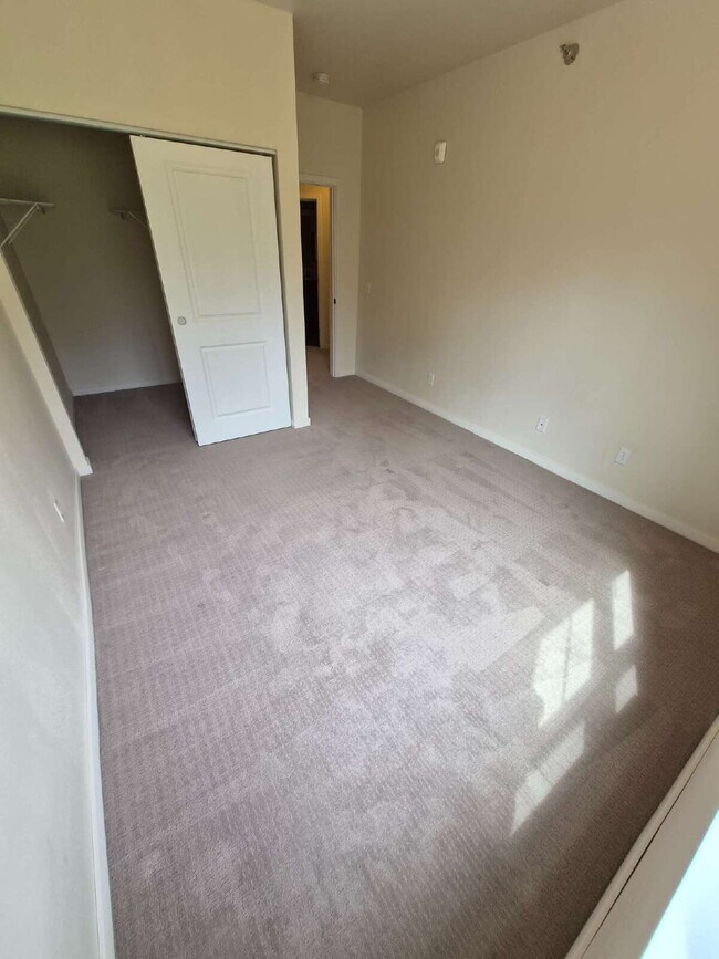 Building Photo - 2 Bedroom | 1 Bathroom 2nd Floor Apartment Available RIGHT NOW!