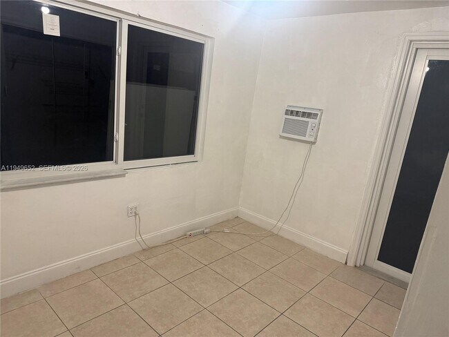 Building Photo - 1629 SW 10th St