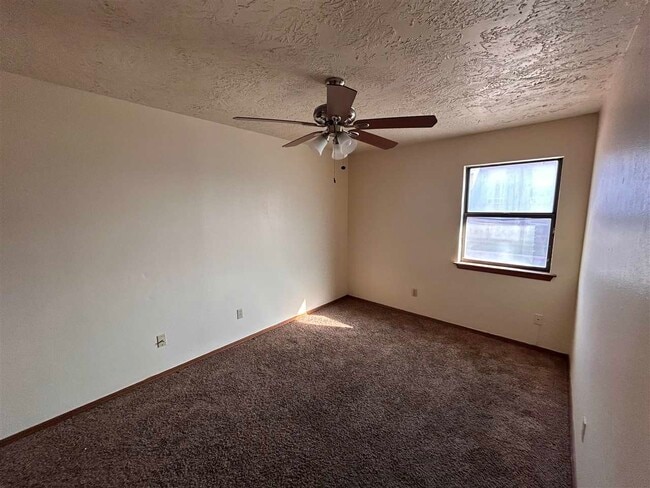 Building Photo - 1912 SW D Ave