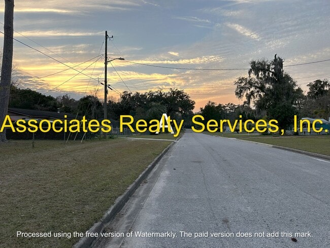 Building Photo - 3 bed 1 bath in the SE