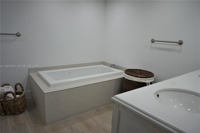 Building Photo - 210 Seaview Dr