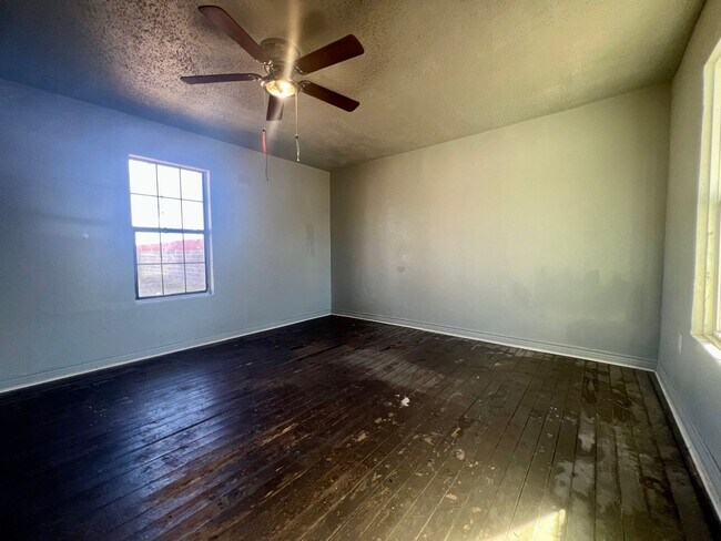 Building Photo - 2512 1st St