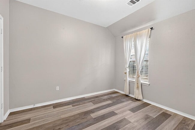 Building Photo - 516 Carismatic Ln