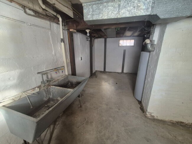 Building Photo - 2765 Alexandria Ave