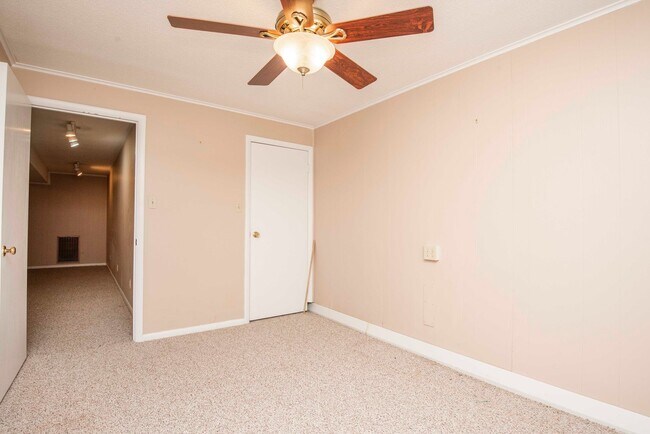 Building Photo - Halls 37938 - 4 bedroom, bath home with 4 garage spaces - Call Susan Niedergeses 865-300-4722