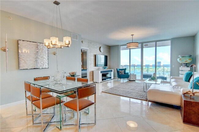 Building Photo - 2640 Lake Shore Dr