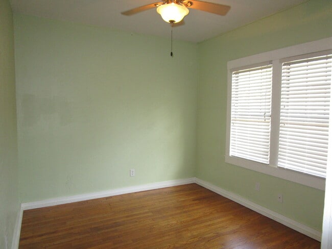Building Photo - (2) Bed/(1) Bath + Study Avail NOW! Close to Core Norman and OU!