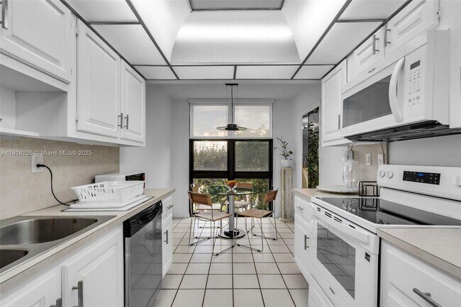 Building Photo - 1121 Crandon Blvd