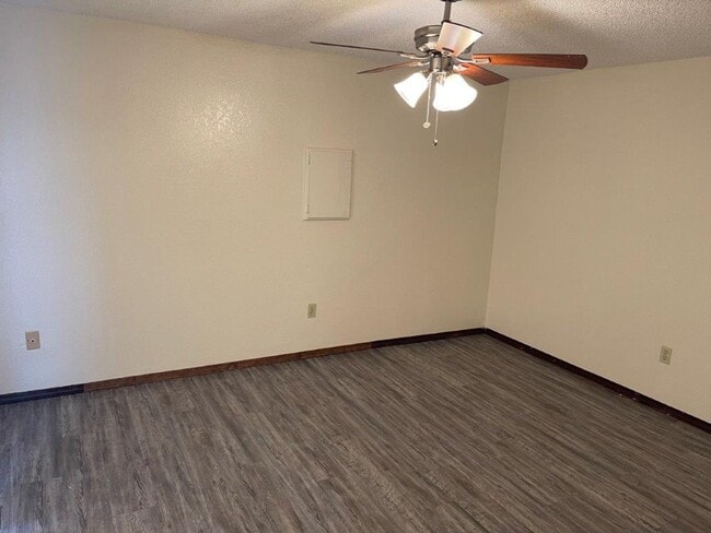 Building Photo - 2 bed 2 bed garage conversion with flex space, close to I-44 and I-240 ready for move in! Pets co...