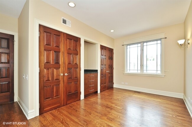 Building Photo - 1440 N Wells St