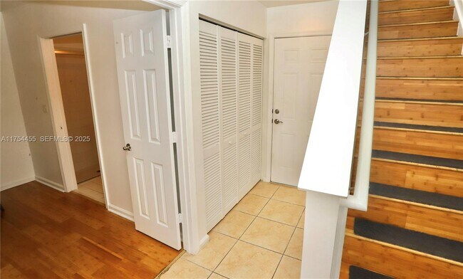 Building Photo - 1033 NE 17th Way