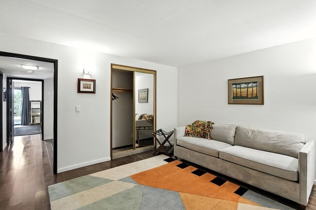 Building Photo - Stunning 1 Bed + Bonus Room/1 Bath Lower-L...