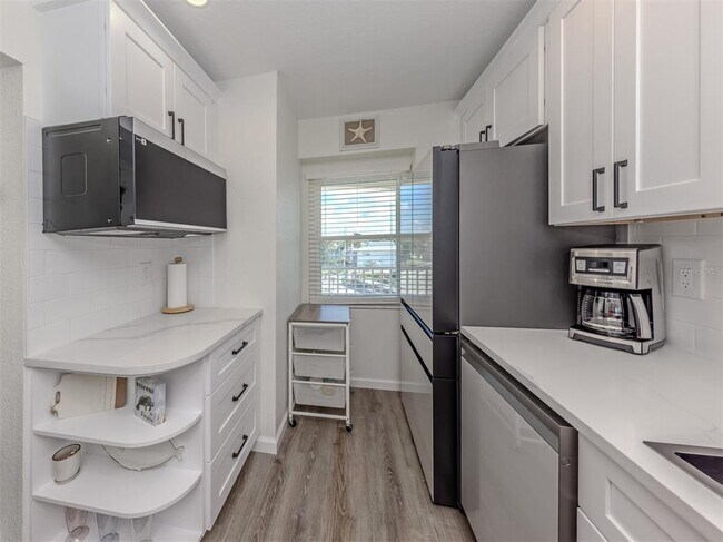 Building Photo - 1400 Tarpon Center Dr
