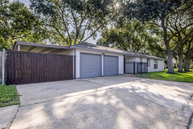 Building Photo - 2716 Pinecone Ln